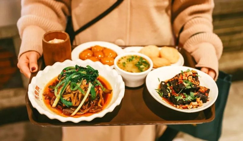 如何让您的小吃店在竞争激烈的市场中脱颖而出？今天，我们就来聊聊通过创新菜品和优质服务吸引顾客的方法。